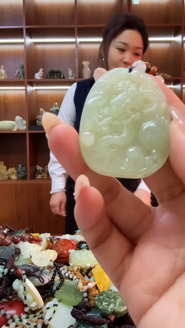 未镶嵌蛇纹石玉吊坠