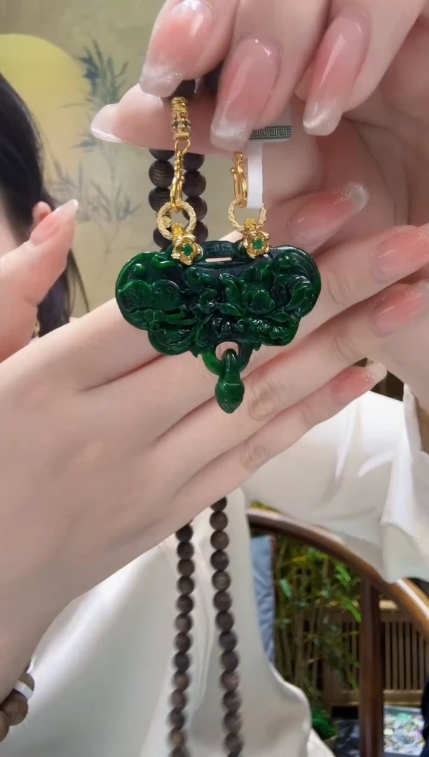 翡翠未镶嵌颈饰吊坠