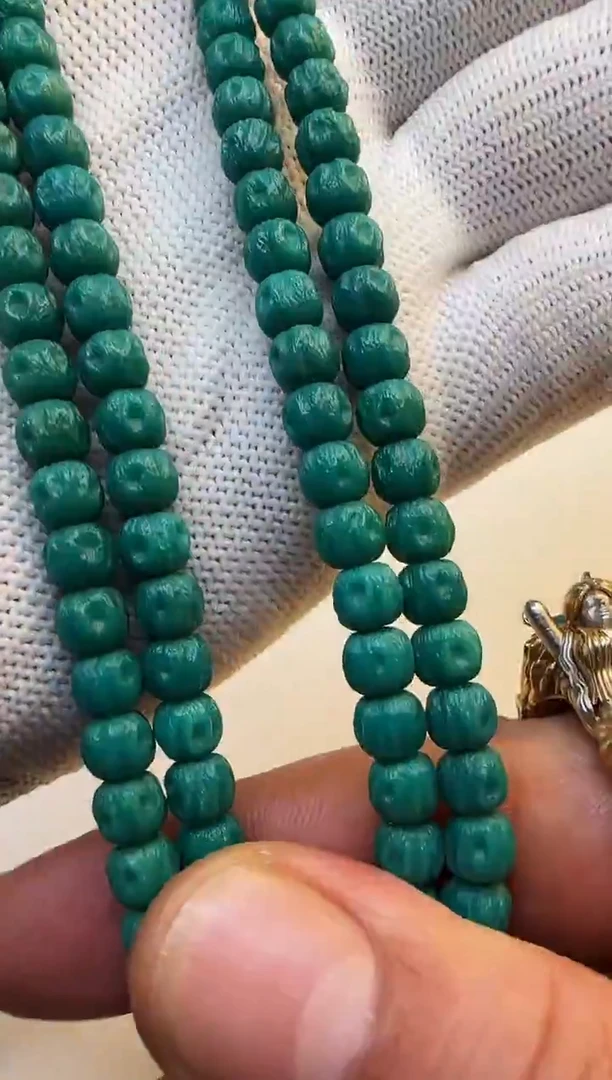 未镶嵌绿松石颈饰绿松石