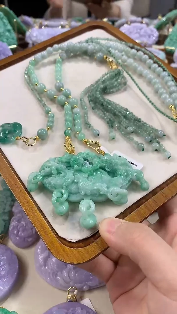 颈饰未镶嵌翡翠吊坠