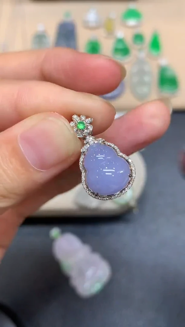 颈饰18K金镶嵌翡翠葫芦【无服务费