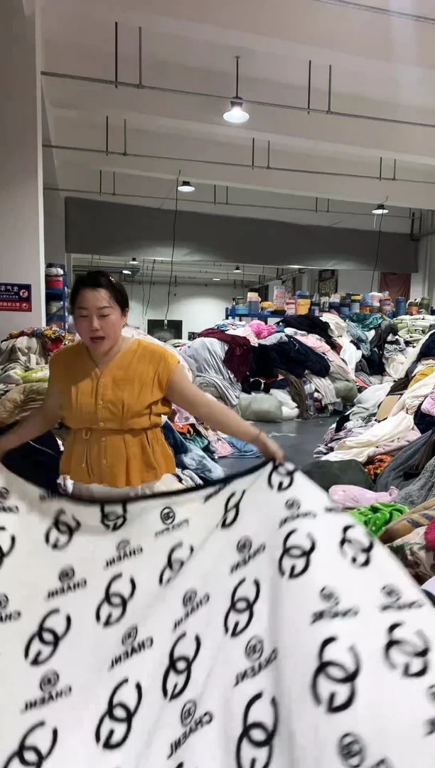 混纺主播手上拿的产品