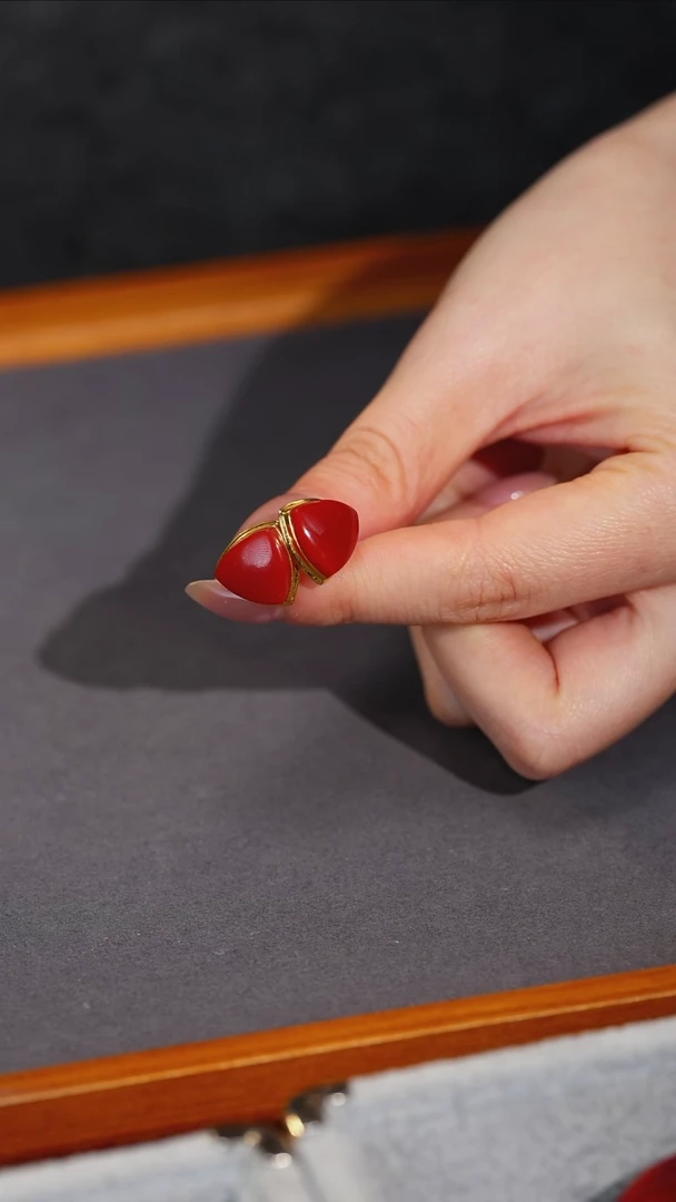 18K金镶嵌南红玛瑙耳饰原矿E6-1