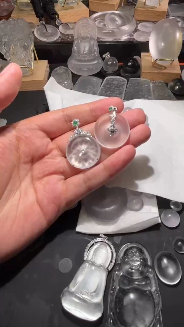 石英质玉未镶嵌颈饰各****?无