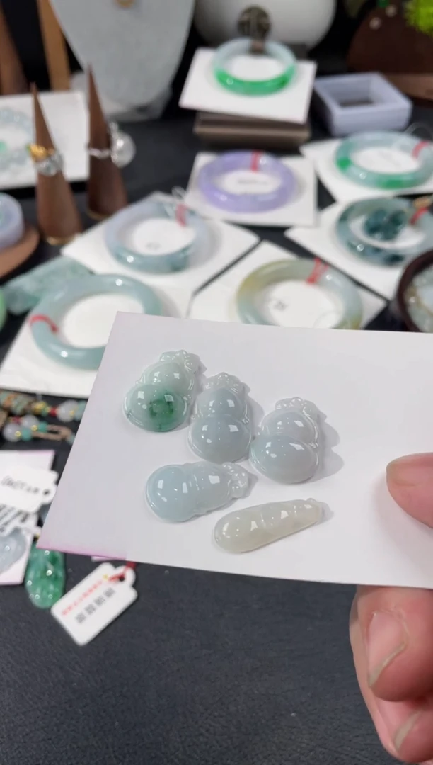 【闪购商品】翡翠颈饰未镶嵌有纹裂