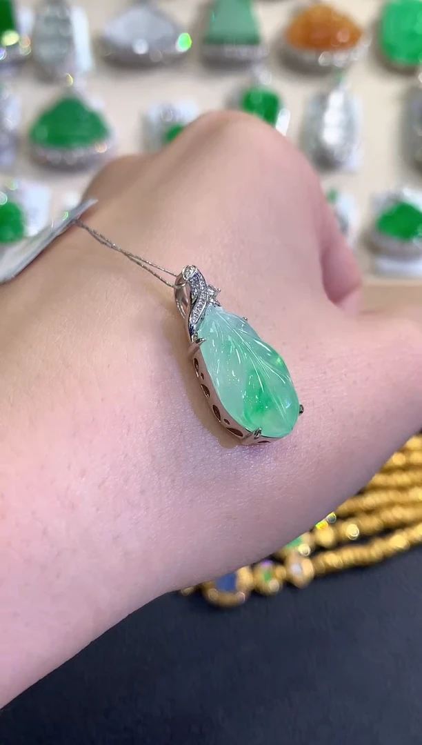 吊坠(不含链)18K金镶嵌翡翠秋日珠宝Q112