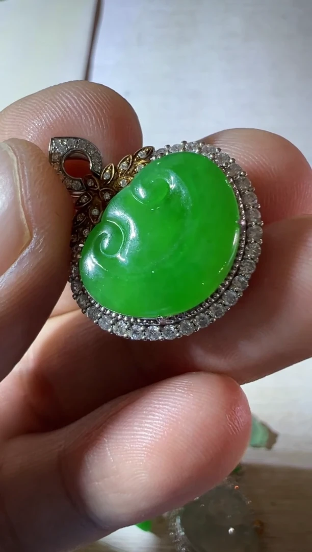 18K金镶嵌定制翡翠翡翠吊坠