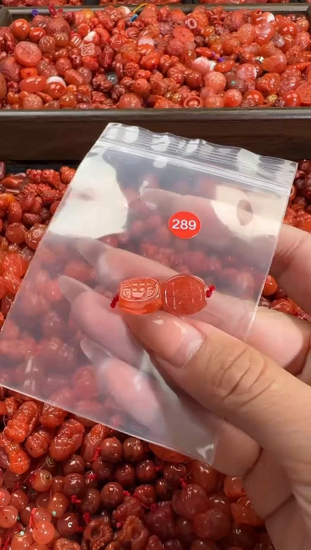 南红玛瑙未镶嵌颈饰1
