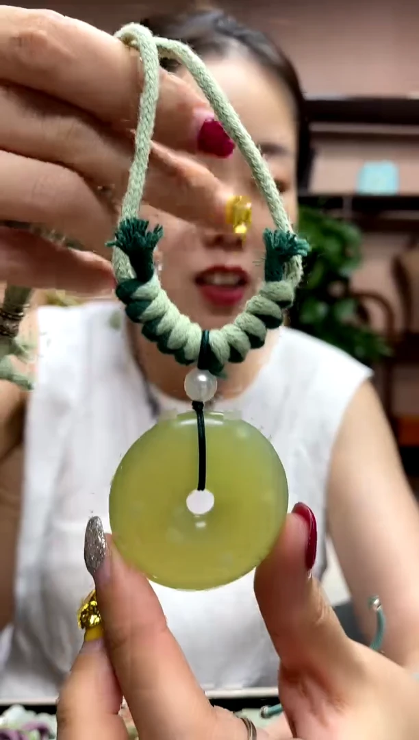 岫玉未镶嵌颈饰·