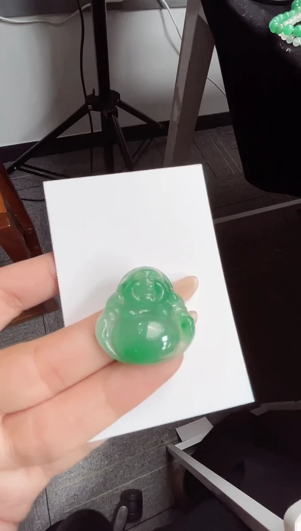 吊坠(赠链)未镶嵌石英质玉（非洲翠）佛公18.278