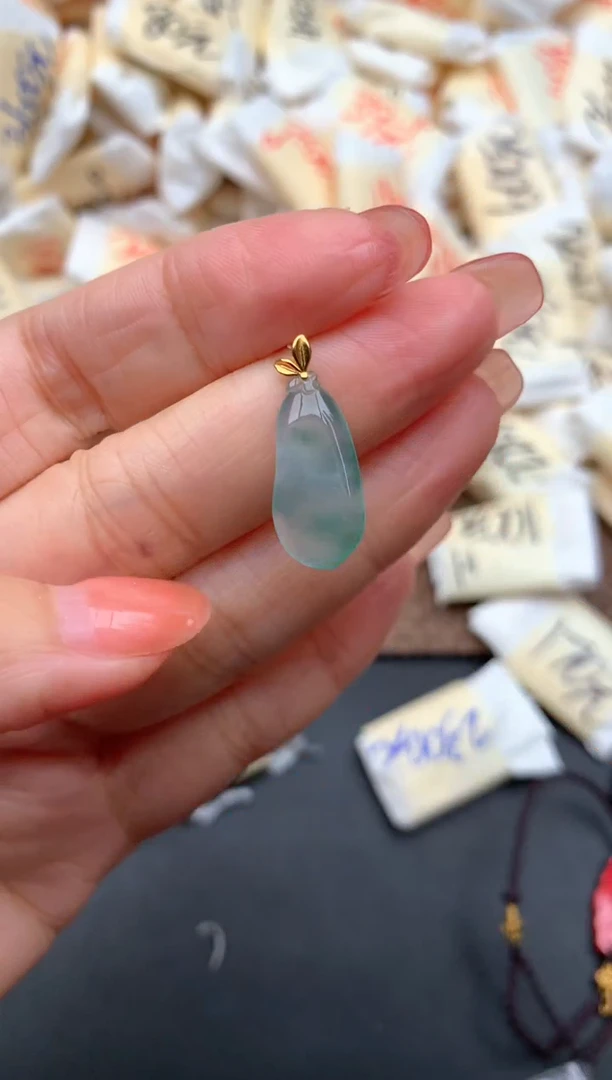 18K金镶嵌挂件翡翠一