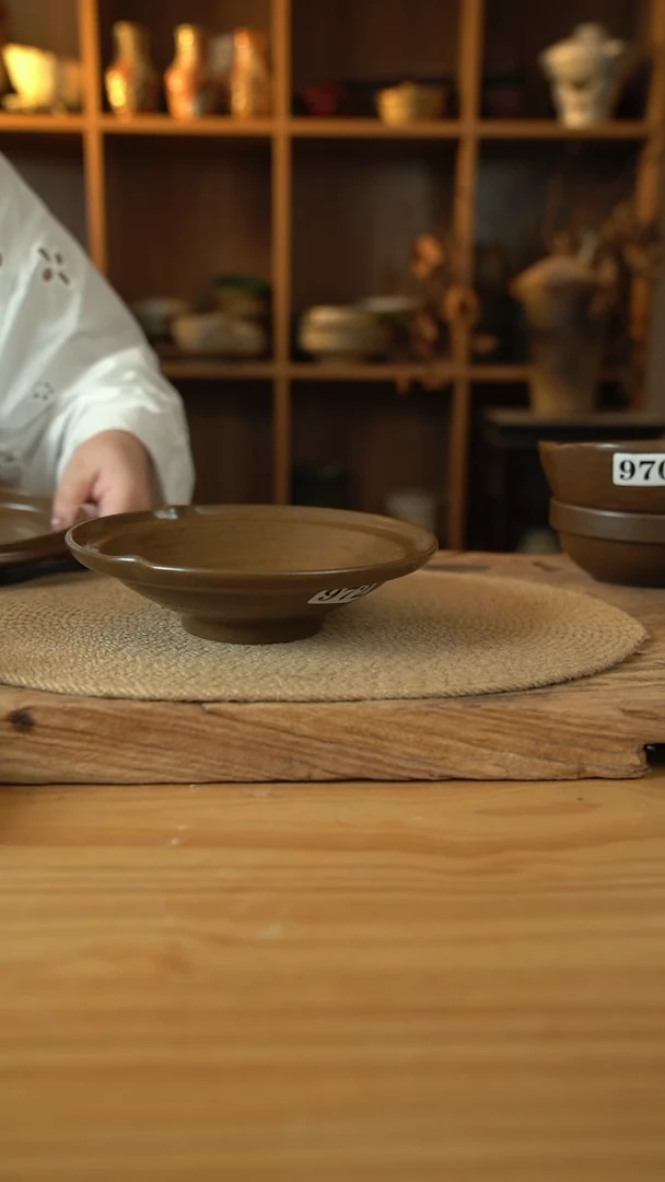 972咖色系列的手捏口内螺纹盘子1个