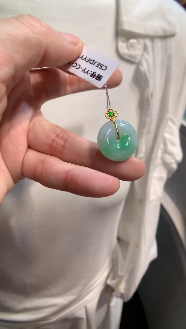 颈饰18K金镶嵌翡翠平安扣