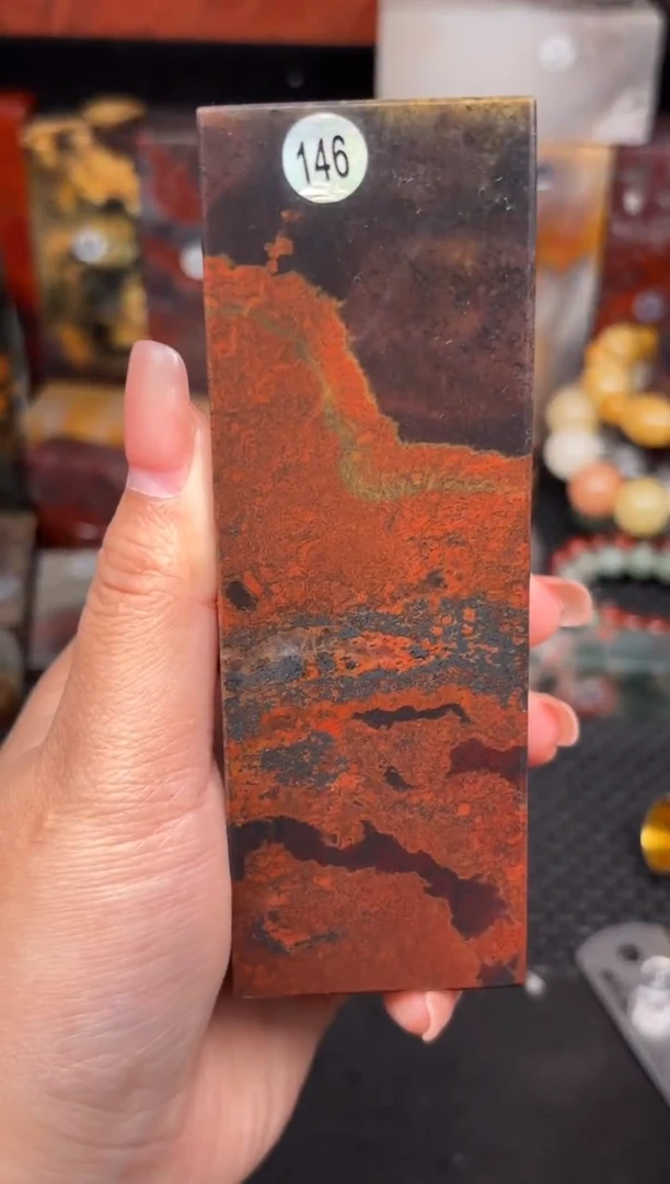 玉桂林鸡血玉摆件 编号：146