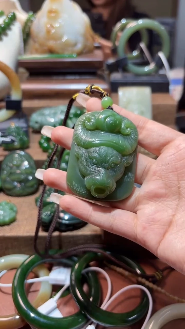 颈饰未镶嵌和田玉（碧玉）1