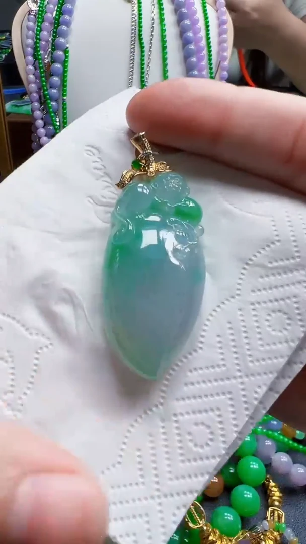 颈饰18K金镶嵌翡翠瓜