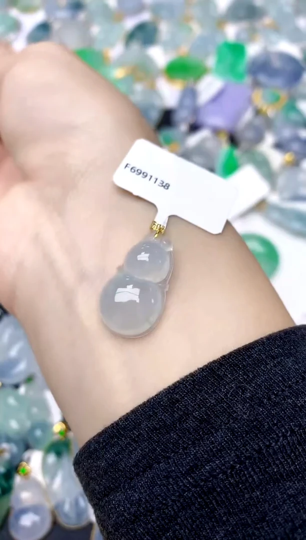 颈饰18K金镶嵌翡翠天然A货翡翠