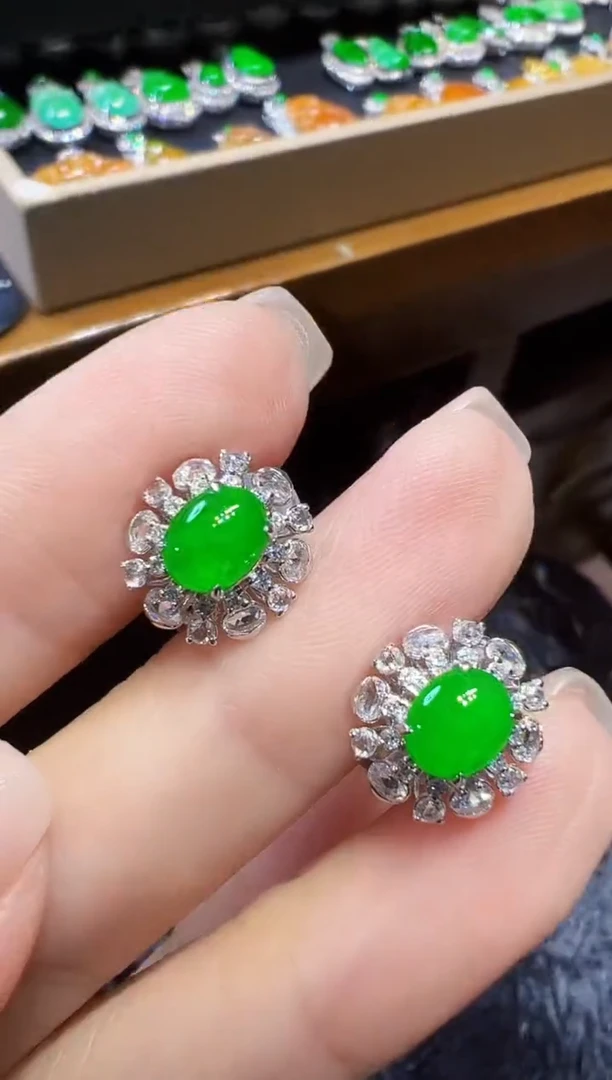 18K金镶嵌翡翠耳饰蛋面