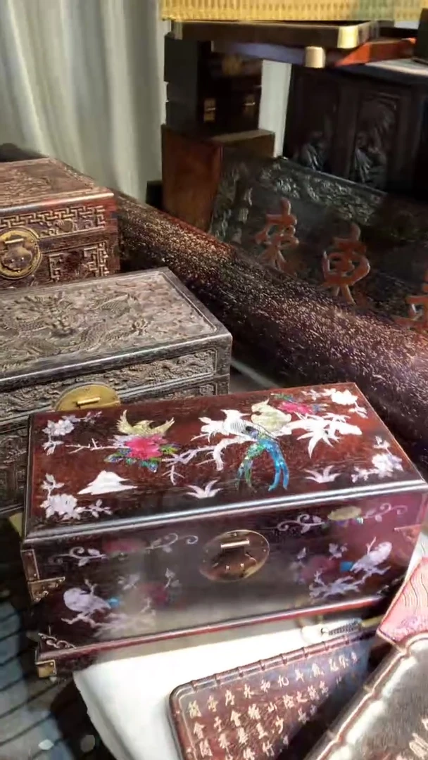 木紫檀镶嵌彩贝箱子