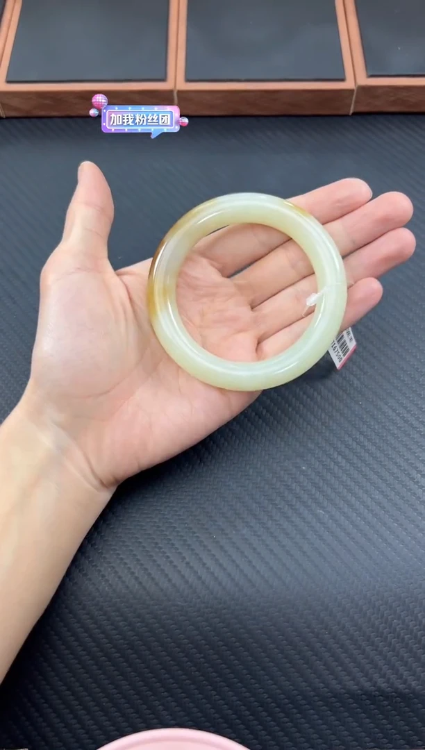 和田玉手镯未镶嵌且末金山微色差55+手镯