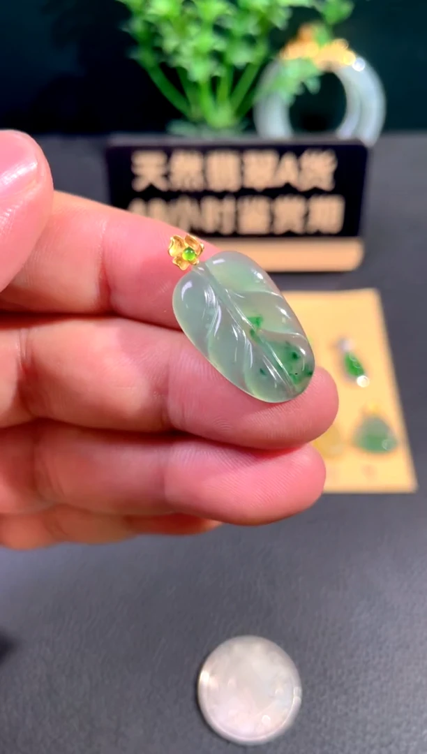 颈饰18K金镶嵌翡翠翡翠