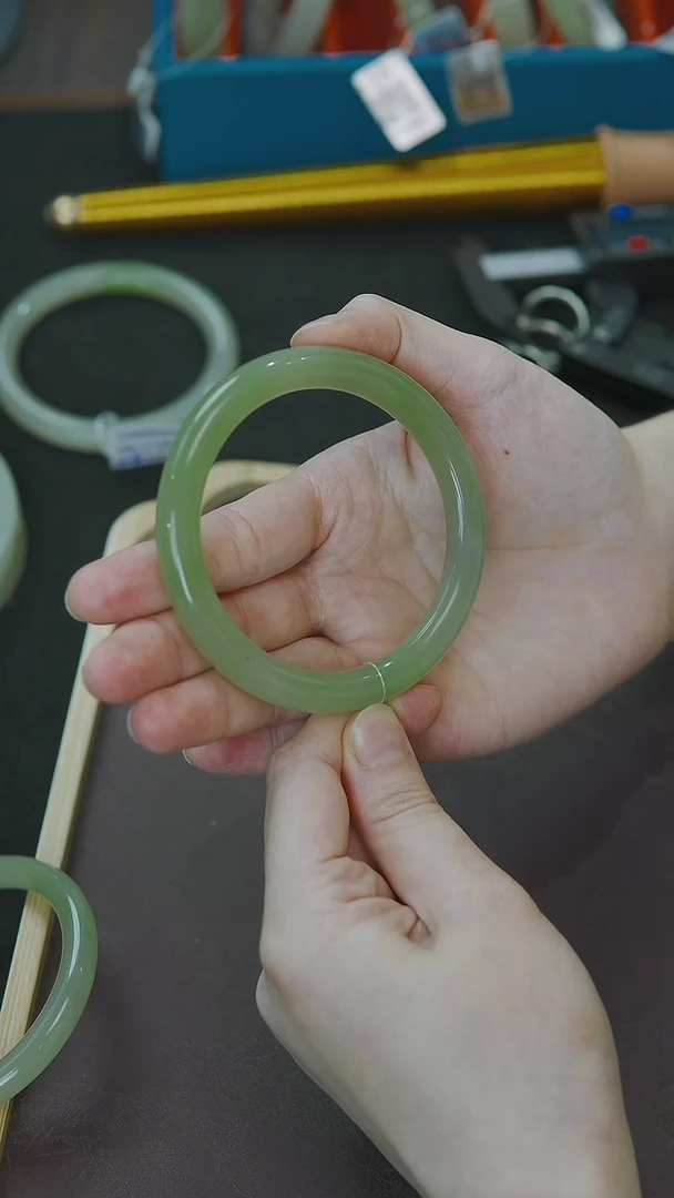 未镶嵌手镯和田玉58-59圈口冰翠青手镯