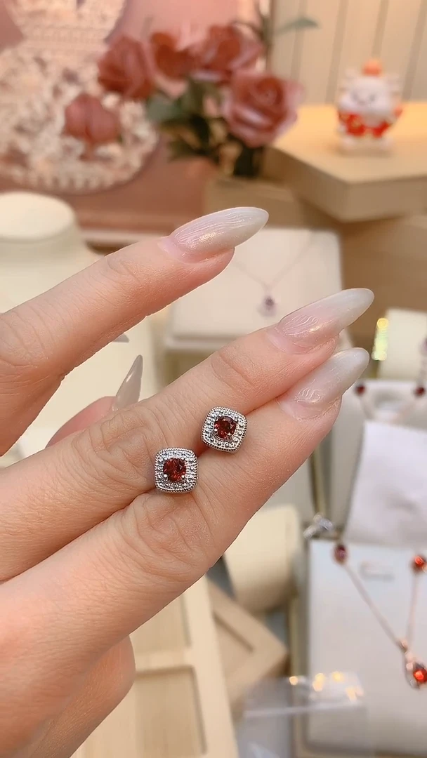 银S925镶嵌耳饰石榴石耳钉