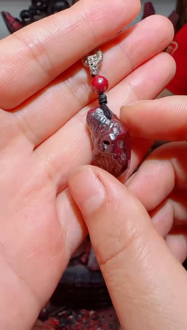 天然辰砂狗头砂吊坠37