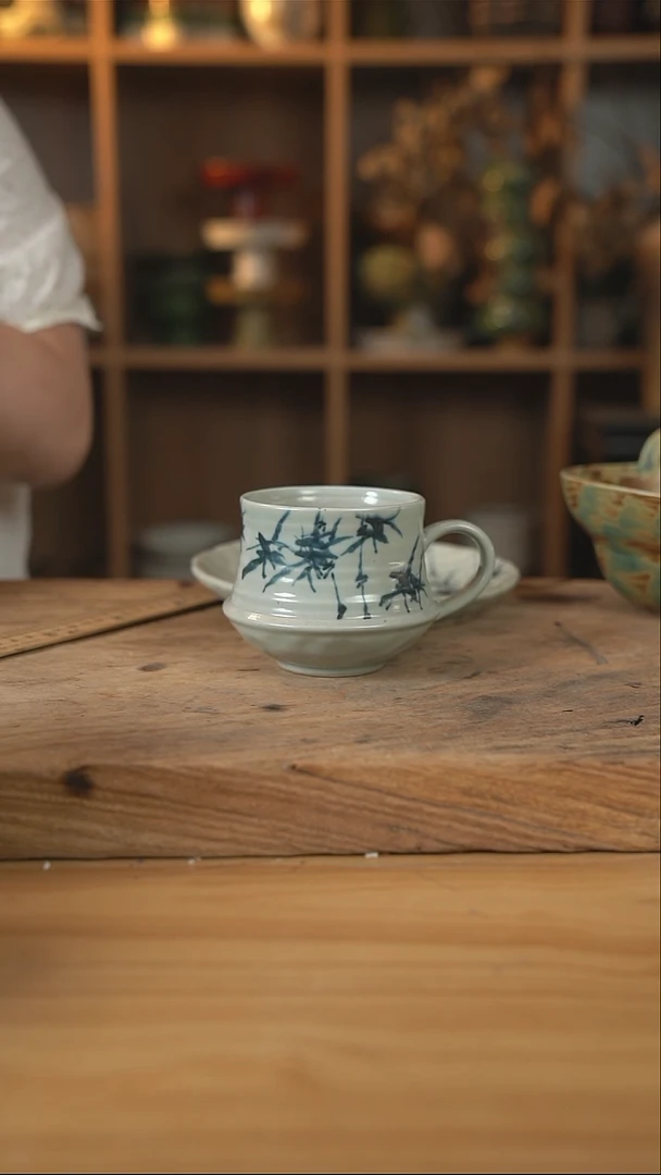 手绘的带竹子的高脚螺纹杯