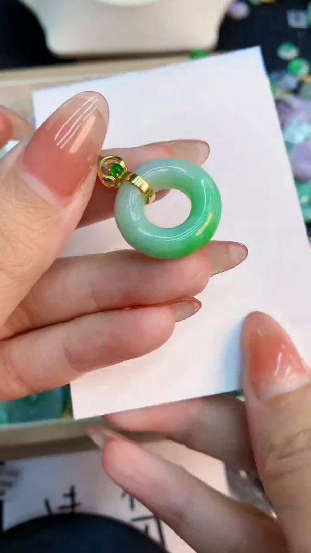 翡翠未镶嵌颈饰           1