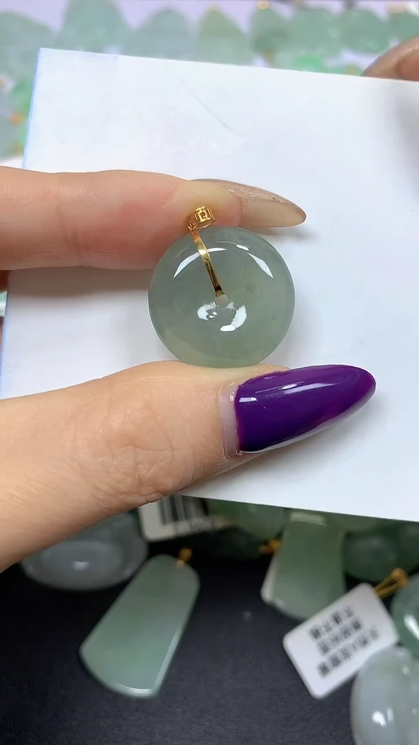 颈饰18K金镶嵌翡翠