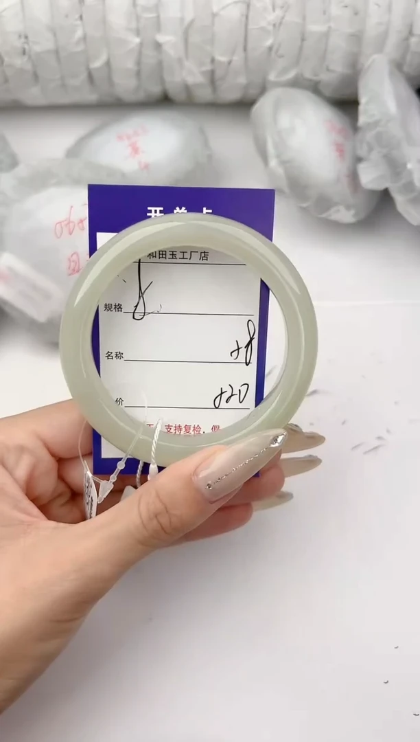 和田玉手镯未镶嵌8颜色微差无瑕疵