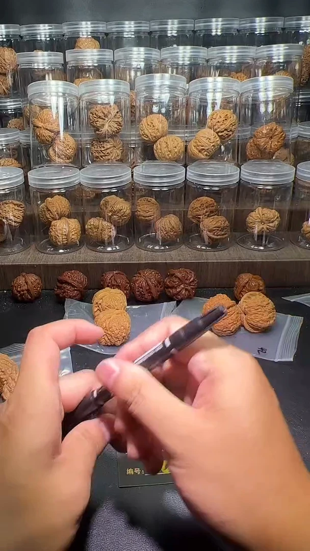 文玩核桃把件30血麒麟