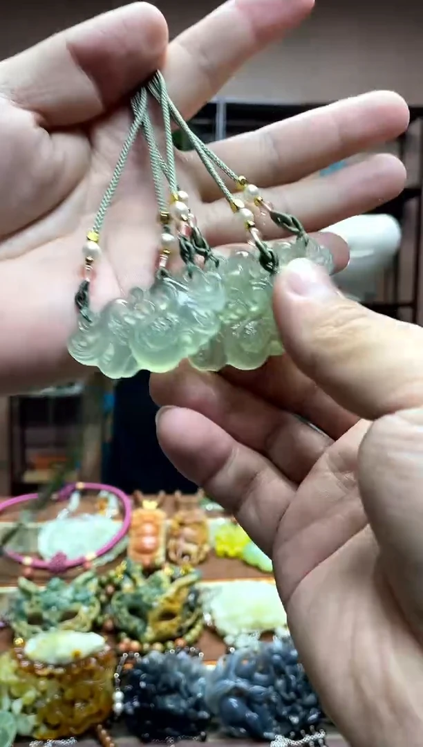 未镶嵌岫玉吊坠多样性发货发其中之一