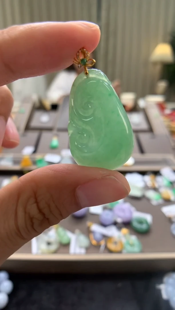 翡翠18K金镶嵌颈饰如意