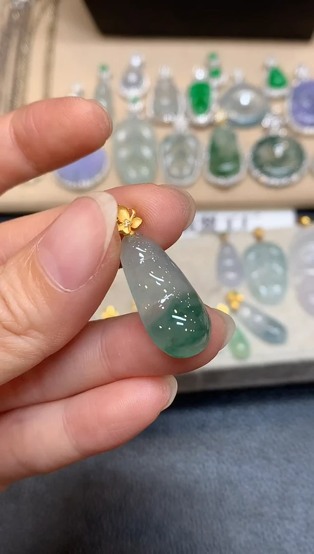 颈饰18K金镶嵌翡翠福豆【无服务费