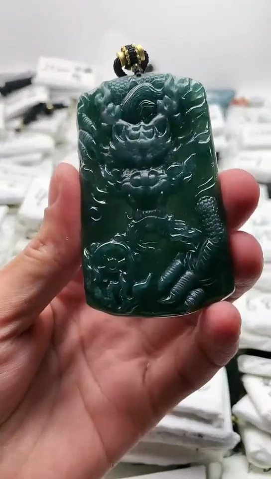翡翠未镶嵌颈饰龙牌