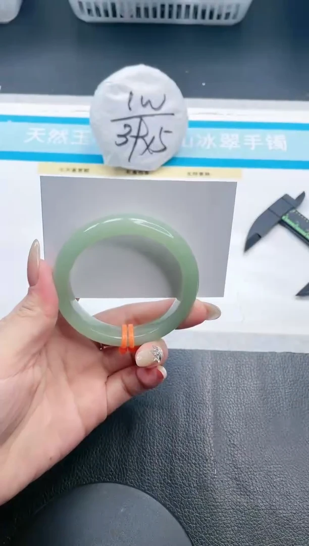 【闪购商品】石英质玉手镯未镶嵌25V53-54