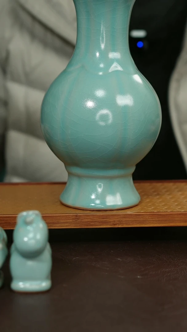 摆件瓷原矿原釉汝宋汝瓷 微瑕荷叶瓶