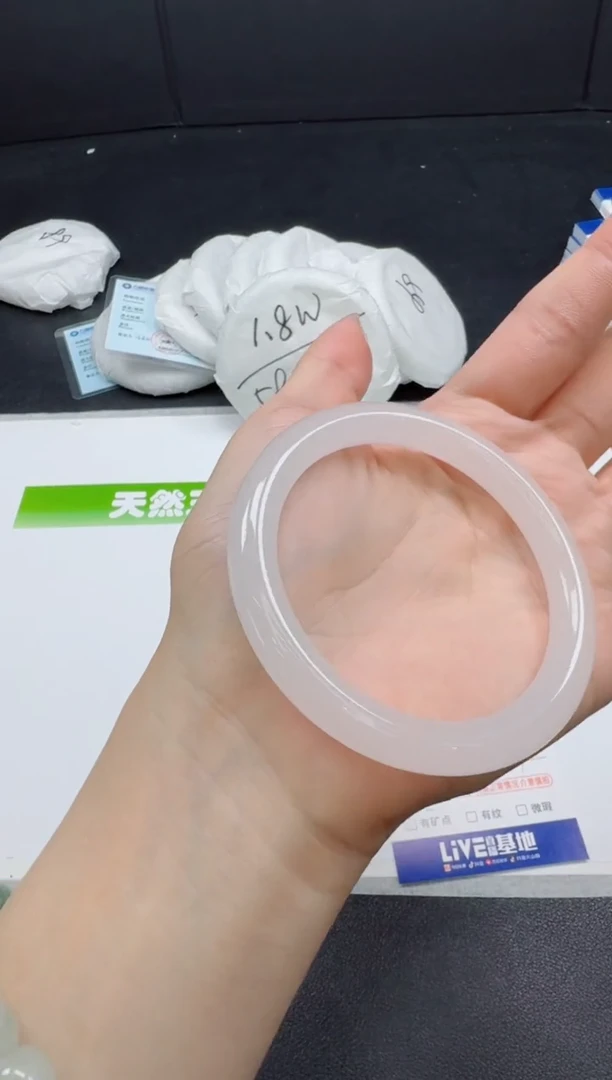 未镶嵌手镯石英质玉084-