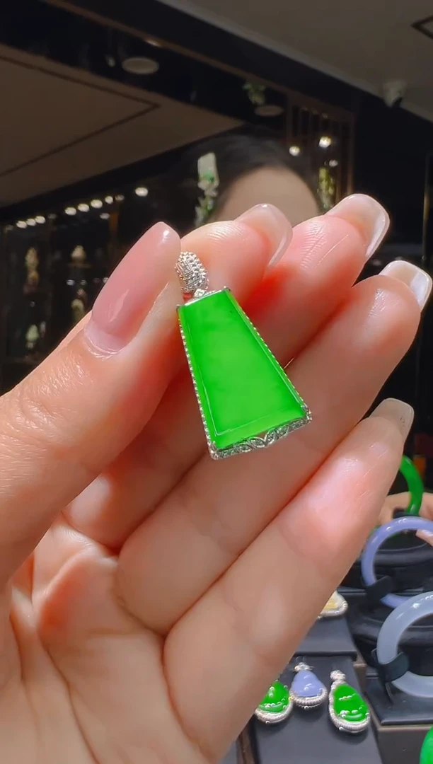 【闪购商品】翡翠吊坠(赠链)18K金镶嵌072(多样性发货)