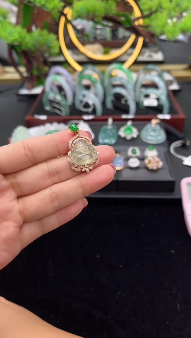 颈饰18K金镶嵌翡翠吊坠