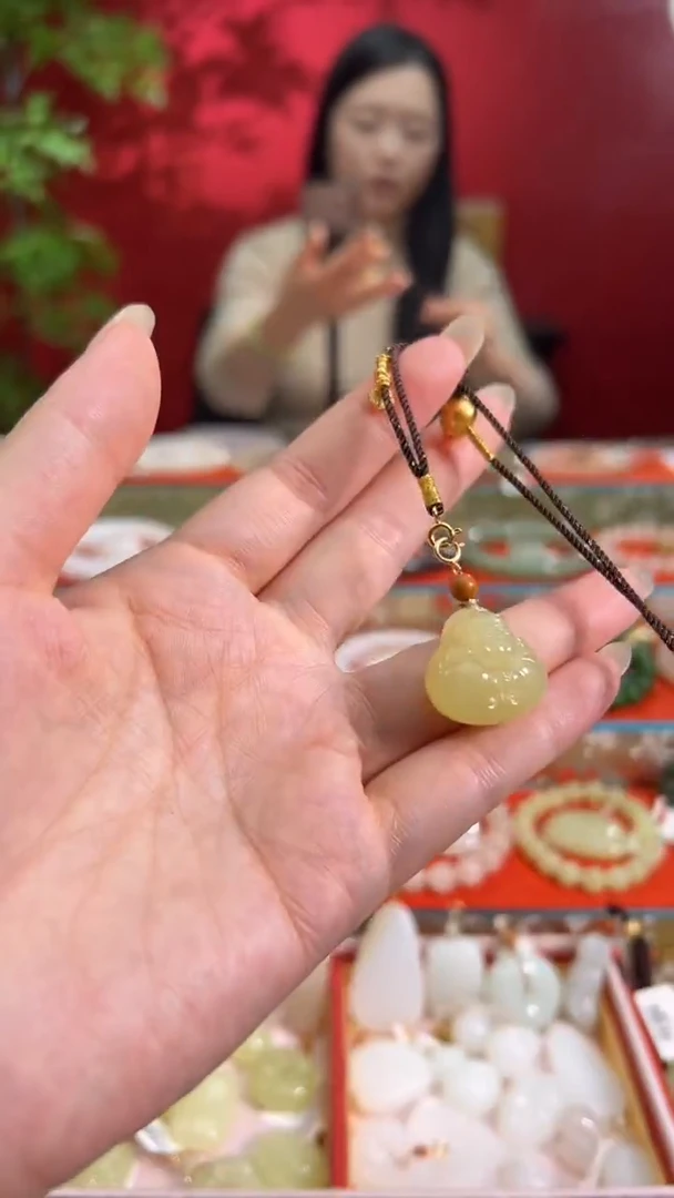 颈饰未镶嵌和田玉黄口抱抱佛吊坠