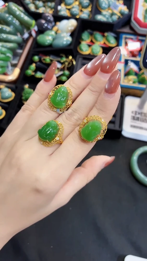 18K金镶嵌戒指和田玉多样性发一