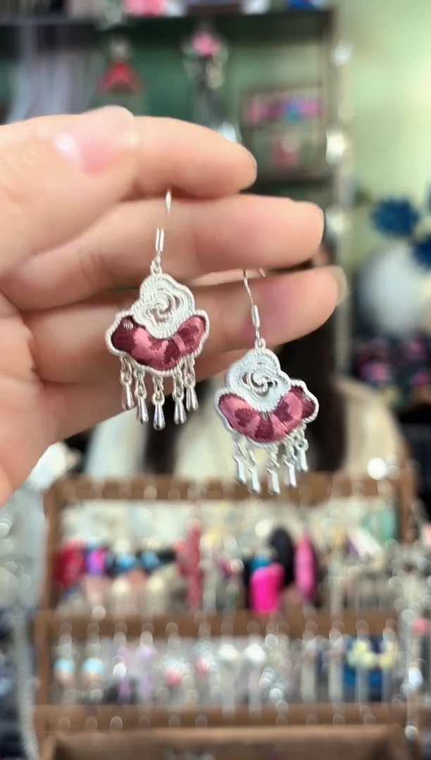 彩云南阁非遗老绣饰品5921