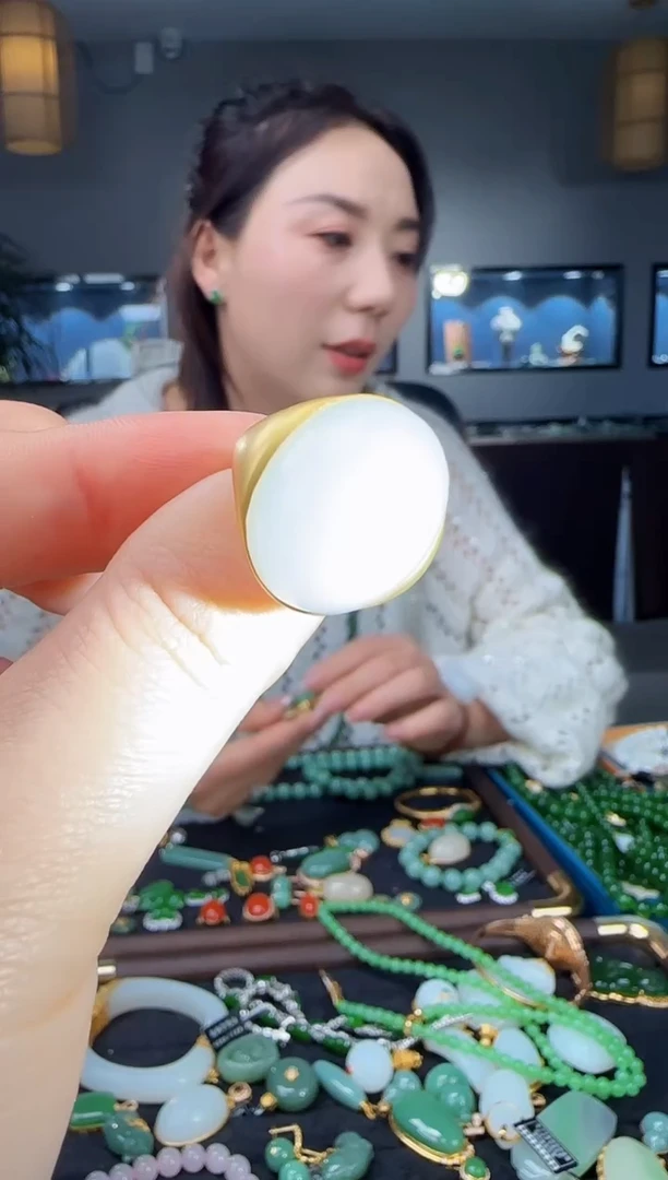 18K金镶嵌戒指和田玉1