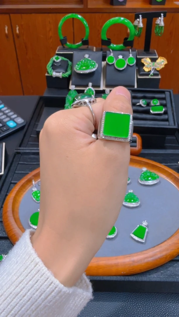 【闪购商品】翡翠戒指18K金镶嵌天然A货翡翠