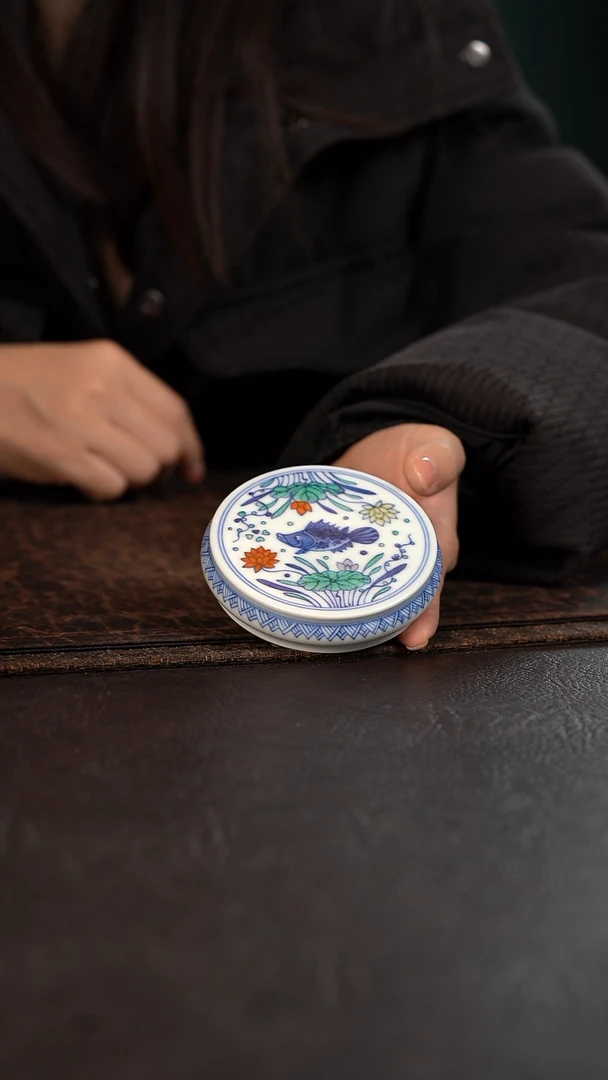 【闪购商品】杯云霞珍藏斗彩鱼藻纹圆饼盖置