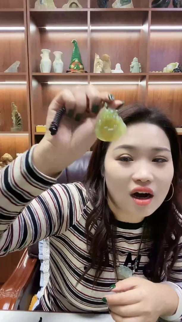 未镶嵌蛇纹石玉吊坠