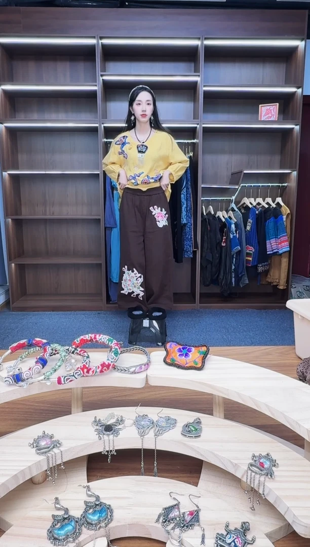 织绣L168蒙阿苏苗绣传承   裤子